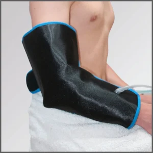 Intercambiador térmico de codo ajustado en una persona, diseñado para aplicar calor, frío o contrastes térmicos.