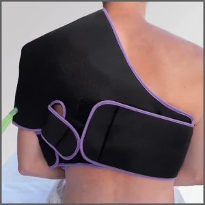 Persona con un intercambiador de hombro colocado, visto desde atrás, diseñado para aplicar calor, frío o contrastes térmicos en la prevención de lesiones y recuperación muscular.