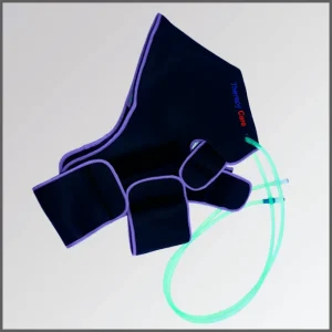 Dispositivo intercambiador de hombro con mangueras conectadas, diseñado para aplicar calor, frío o contrastes térmicos en procesos de prevención de lesiones y recuperación muscular.