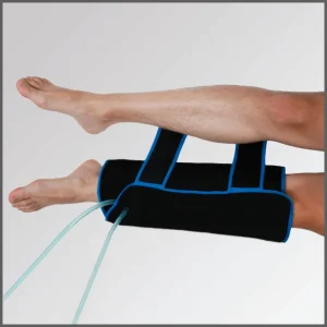 Intercambiador de pantorrilla - muslo colocado en la pantorrilla de una persona, con bordes azules y tubos conectores, diseñado para aplicaciones de calor, frío o contraste térmico.