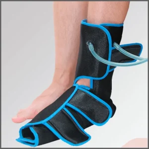 Intercambiador de tobillo ajustado en una persona, con tubos de conexión para la aplicación de calor, frío o contrastes térmicos en la recuperación muscular.