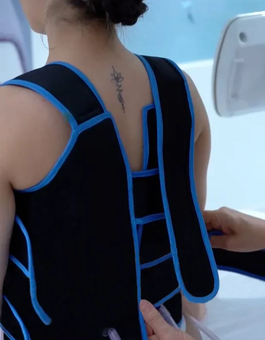 Persona con chaleco térmico anatómico ajustado a la espalda, diseñado para un intercambio de temperatura óptimo y máxima comodidad.