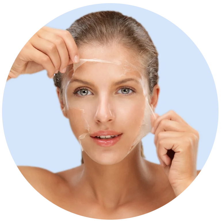 Femme retirant un masque facial, représentant un traitement esthétique de renouvellement et de soin de la peau du visage.